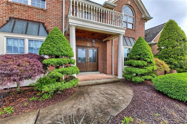 33 Hawthorne Ln, Irwin, PA 15642