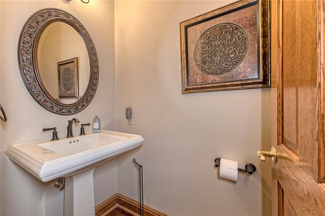 33 Hawthorne Ln, Irwin, PA 15642