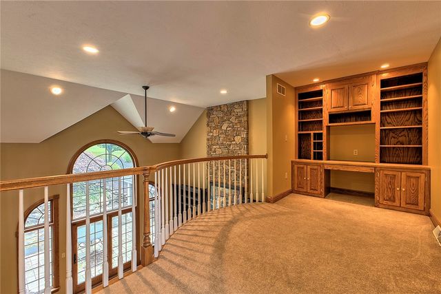 33 Hawthorne Ln, Irwin, PA 15642