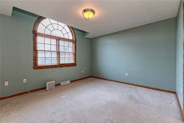 33 Hawthorne Ln, Irwin, PA 15642