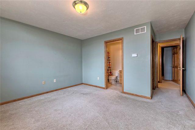 33 Hawthorne Ln, Irwin, PA 15642