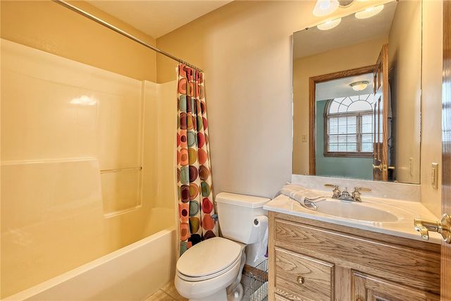 33 Hawthorne Ln, Irwin, PA 15642