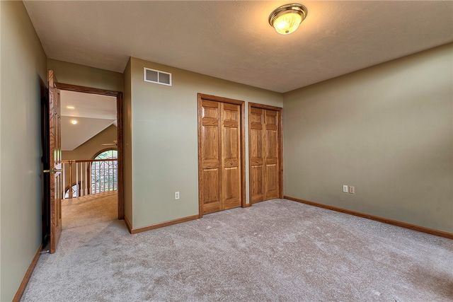 33 Hawthorne Ln, Irwin, PA 15642