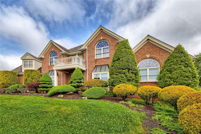 33 Hawthorne Ln, Irwin, PA 15642