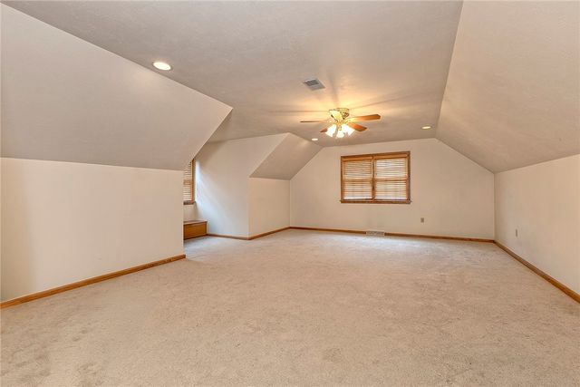 33 Hawthorne Ln, Irwin, PA 15642