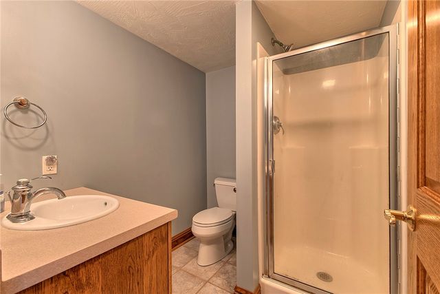33 Hawthorne Ln, Irwin, PA 15642