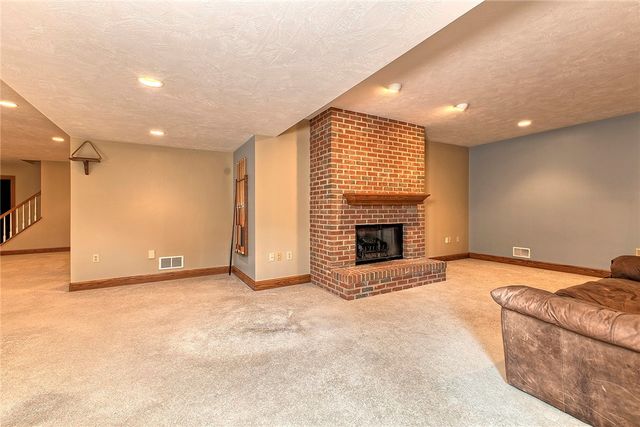 33 Hawthorne Ln, Irwin, PA 15642