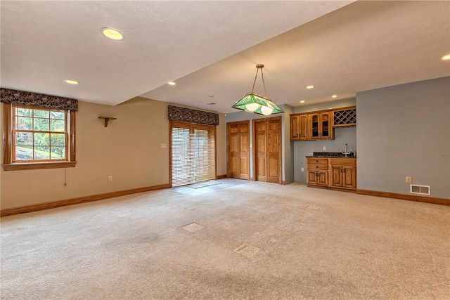 33 Hawthorne Ln, Irwin, PA 15642