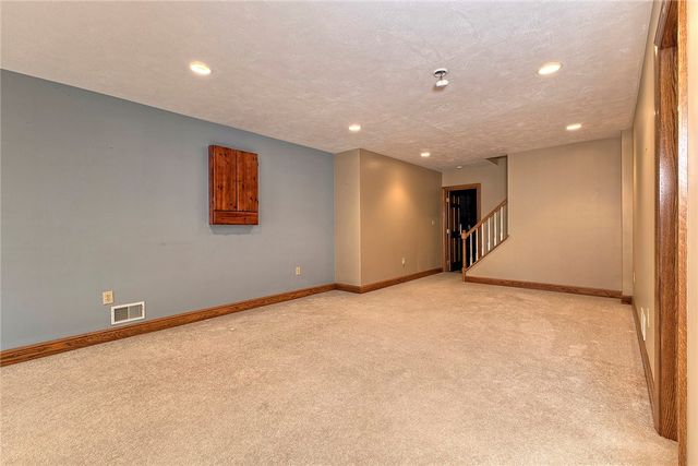 33 Hawthorne Ln, Irwin, PA 15642