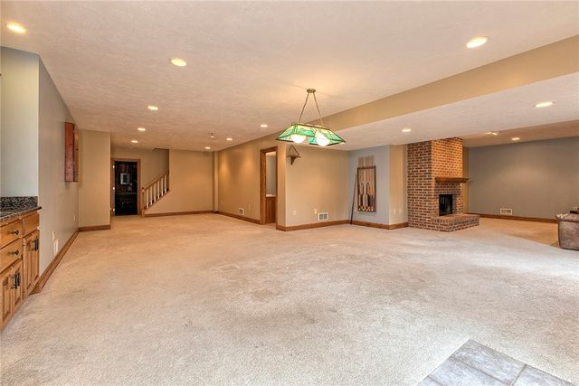 33 Hawthorne Ln, Irwin, PA 15642
