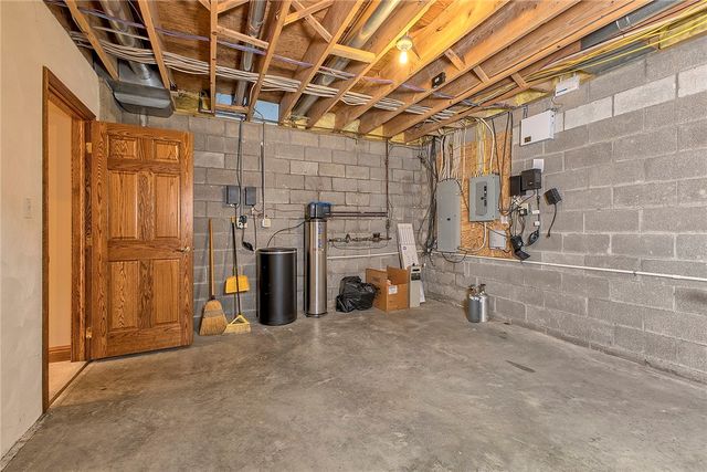33 Hawthorne Ln, Irwin, PA 15642