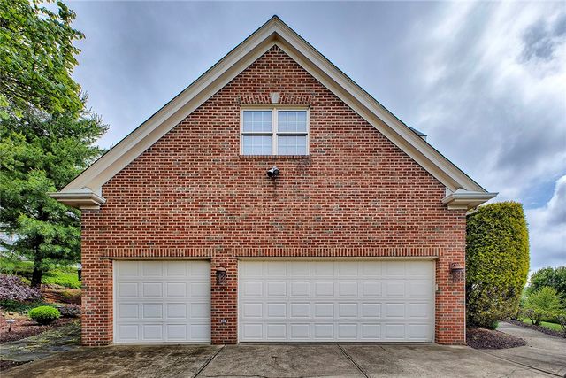 33 Hawthorne Ln, Irwin, PA 15642
