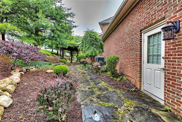 33 Hawthorne Ln, Irwin, PA 15642