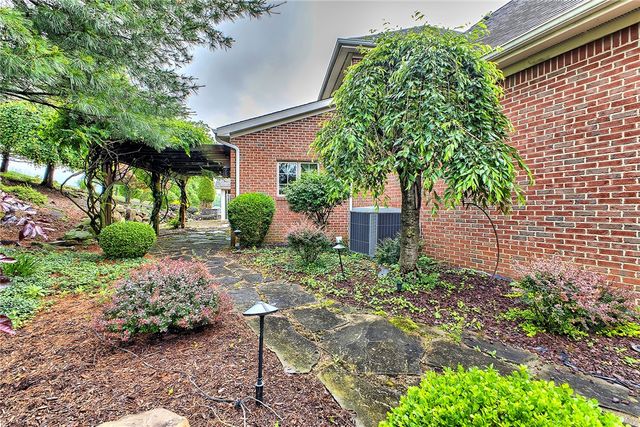 33 Hawthorne Ln, Irwin, PA 15642