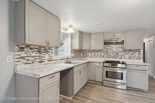 5424 S Waverly Road, Lansing, MI 48911