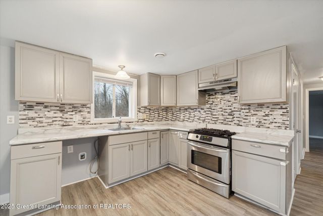 5424 S Waverly Road, Lansing, MI 48911