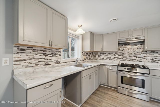 5424 S Waverly Road, Lansing, MI 48911