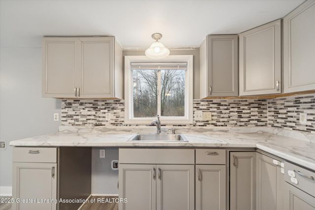 5424 S Waverly Road, Lansing, MI 48911