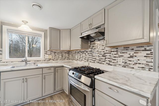 5424 S Waverly Road, Lansing, MI 48911