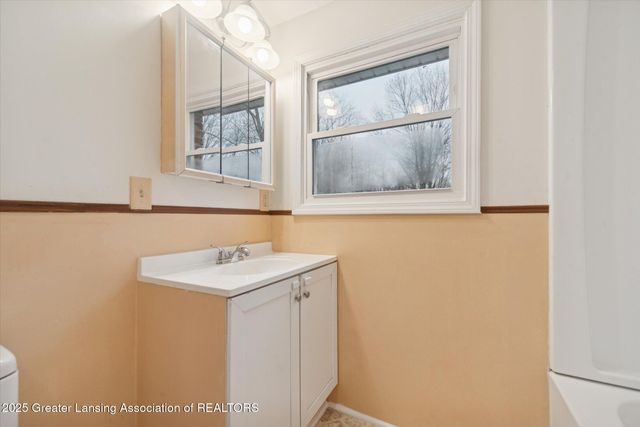 5424 S Waverly Road, Lansing, MI 48911