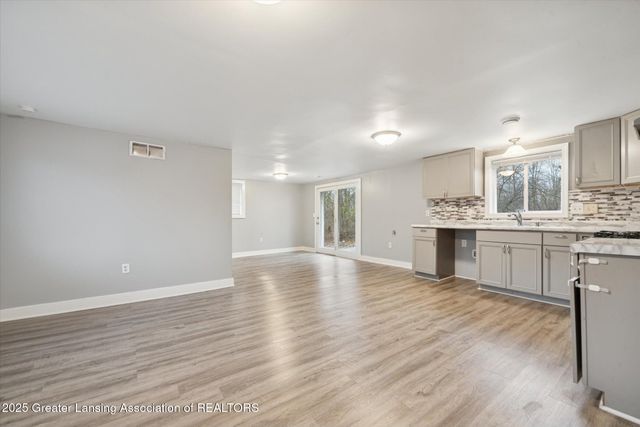 5424 S Waverly Road, Lansing, MI 48911