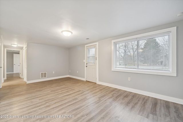 5424 S Waverly Road, Lansing, MI 48911