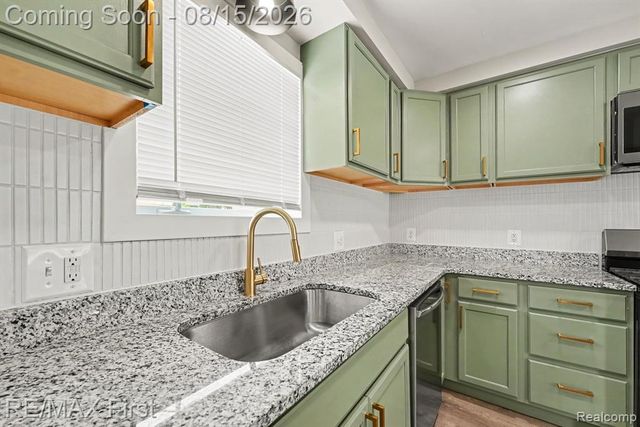 21643 Visnaw Street, Saint Clair Shores, MI 48081