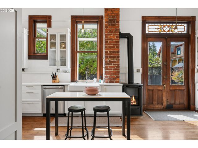 2234 Nw JOHNSON St, Portland, OR 97210