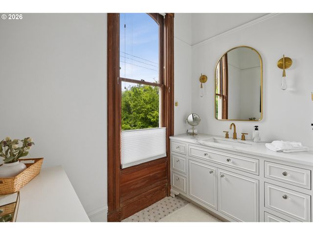 2234 Nw JOHNSON St, Portland, OR 97210