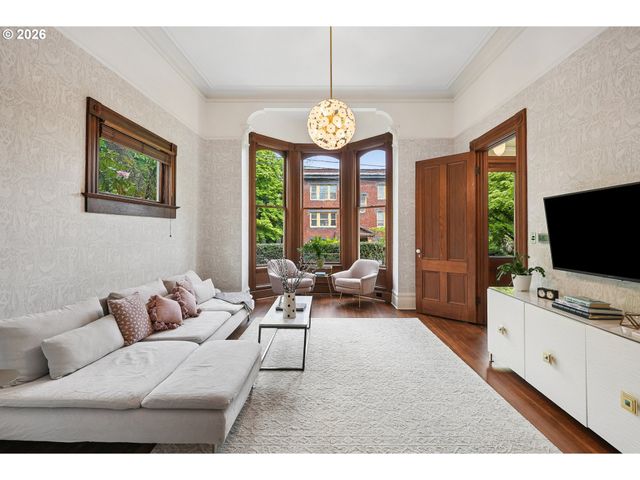 2234 Nw JOHNSON St, Portland, OR 97210