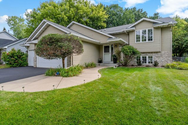 842 Sterling Street S, Maplewood, MN 55119