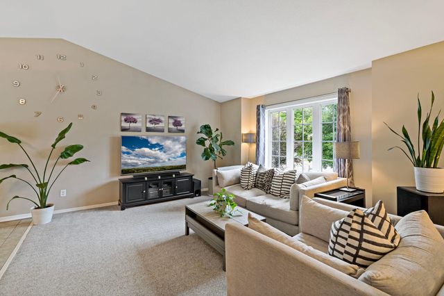 842 Sterling Street S, Maplewood, MN 55119