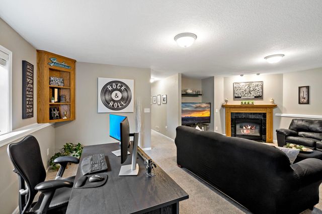 842 Sterling Street S, Maplewood, MN 55119