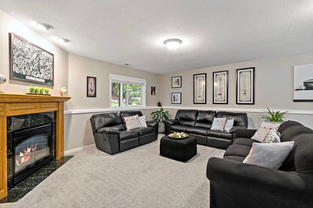 842 Sterling Street S, Maplewood, MN 55119