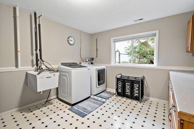 842 Sterling Street S, Maplewood, MN 55119