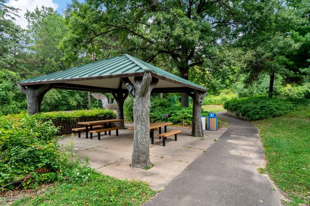842 Sterling Street S, Maplewood, MN 55119