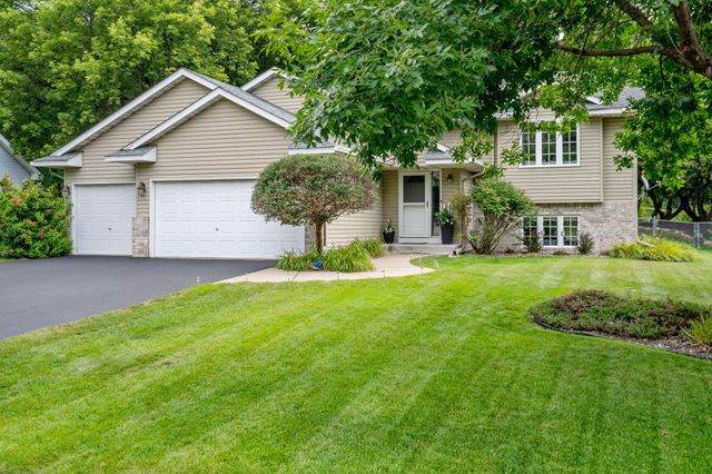 842 Sterling Street S, Maplewood, MN 55119