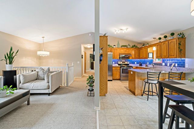 842 Sterling Street S, Maplewood, MN 55119