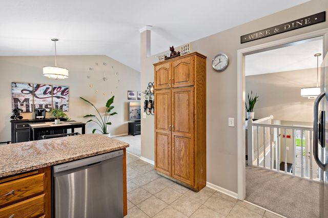 842 Sterling Street S, Maplewood, MN 55119