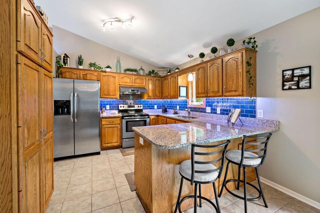842 Sterling Street S, Maplewood, MN 55119