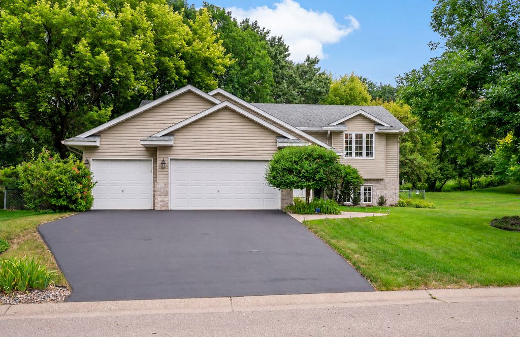842 Sterling Street S, Maplewood, MN 55119