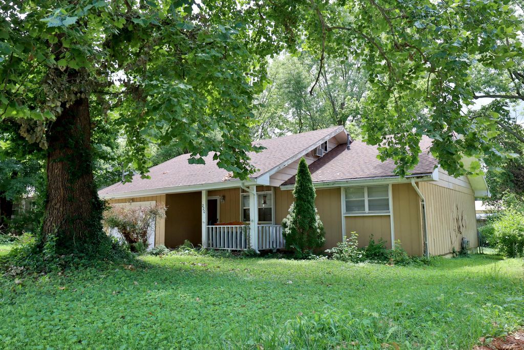 220 E Berkeley Street, Springfield, MO 65807