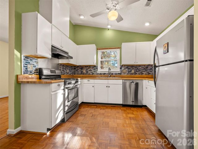 869 Sandburg Terrace, Hendersonville, NC 28791