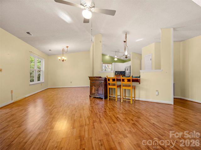 869 Sandburg Terrace, Hendersonville, NC 28791