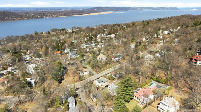 6 Circle Drive, Hastings-on-hudson, NY 10706