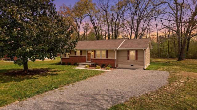 606 Rickenbacker Dr, Tullahoma, TN 37388