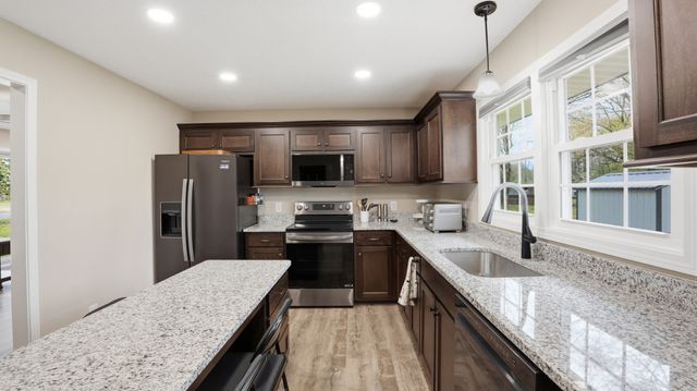 606 Rickenbacker Dr, Tullahoma, TN 37388