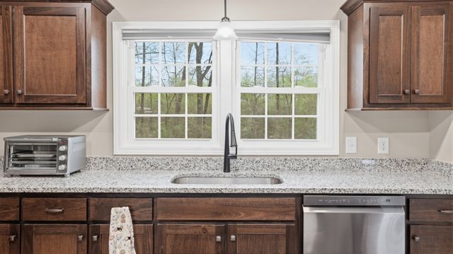 606 Rickenbacker Dr, Tullahoma, TN 37388