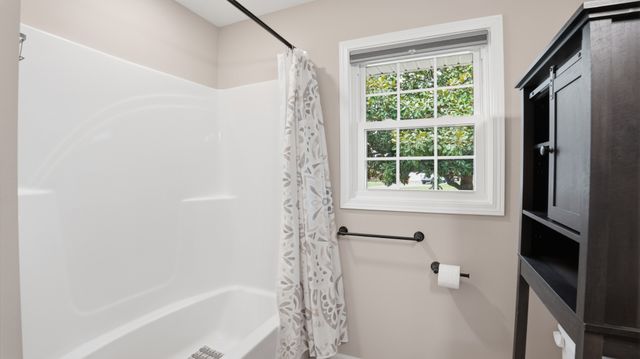 606 Rickenbacker Dr, Tullahoma, TN 37388