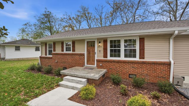 606 Rickenbacker Dr, Tullahoma, TN 37388